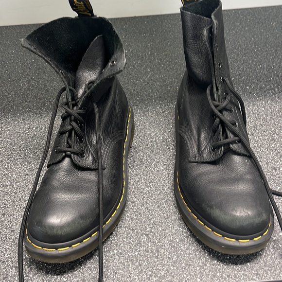 Size 8 cute Dr. Martens color black - Picture 2 of 5